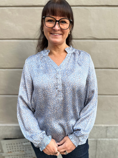 Satinblus Sadie ljusblå från Claire