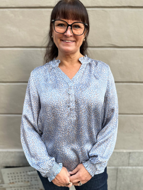 Satinblus Sadie ljusblå från Claire