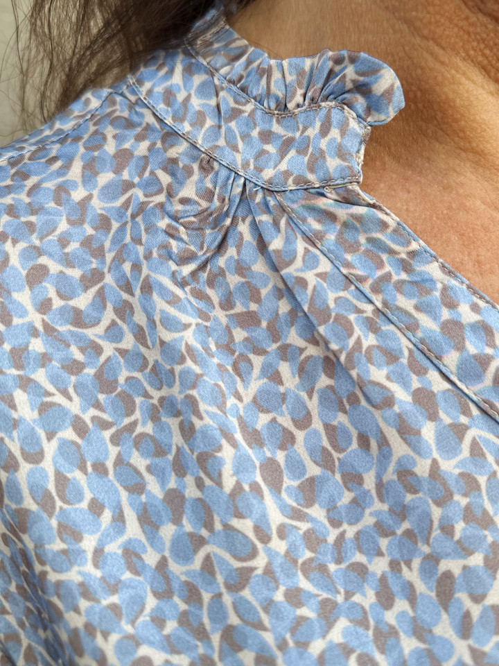 Satinblus Sadie ljusblå från Claire