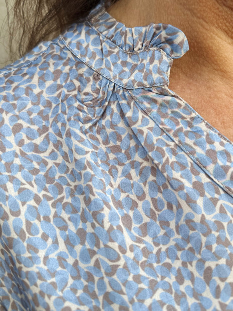 Satinblus Sadie ljusblå från Claire