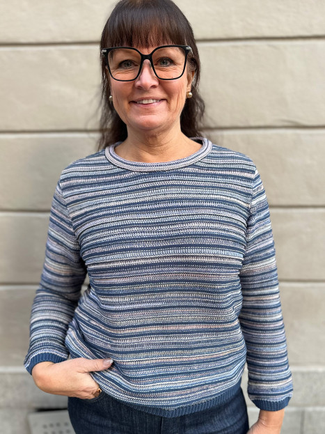 Stickad tröja blå ränder från Skovhuus