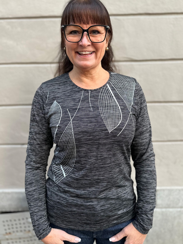 Topp svart med silverdekor från Gabriella K