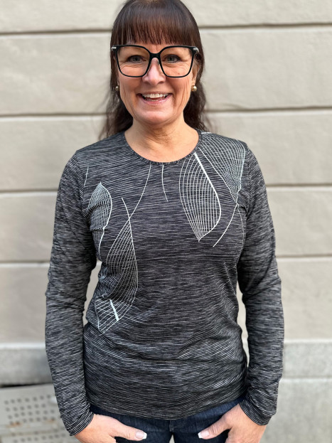 Topp svart med silverdekor från Gabriella K