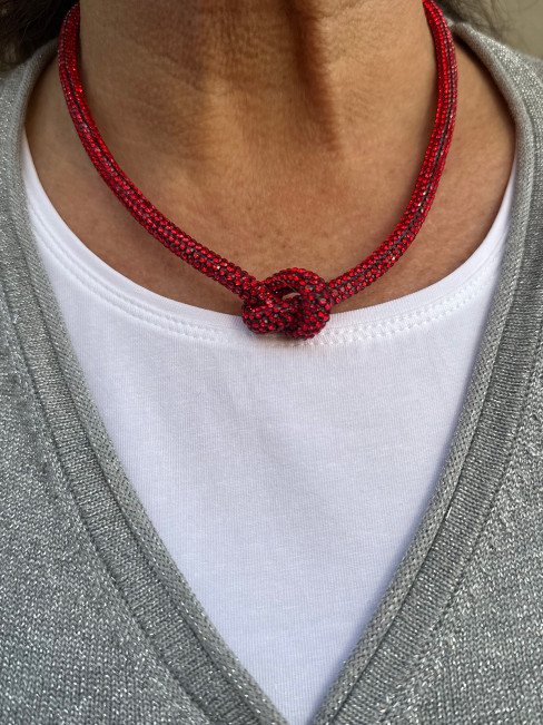 Halsband röd knut från By Odahl