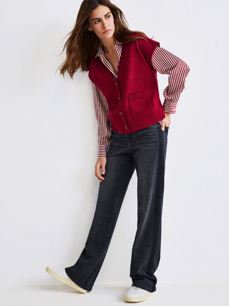 Finstickad väst vinröd från Rabe