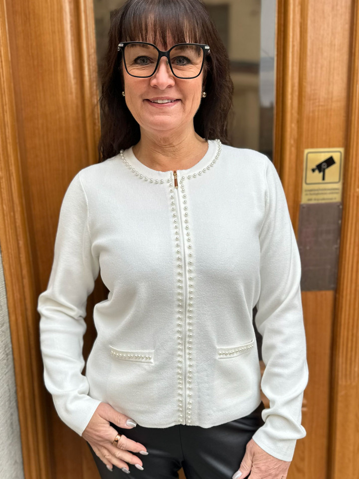 Finstickad kofta vintervit med pärlor från Micha