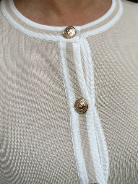 Finstickad kofta biege med guldknappar från Micha