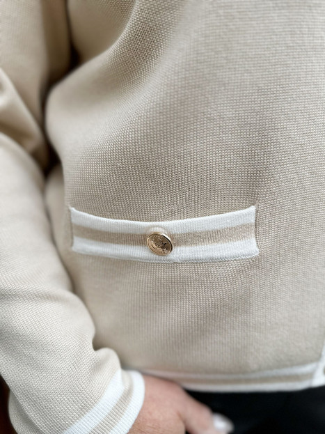 Finstickad kofta biege med guldknappar från Micha