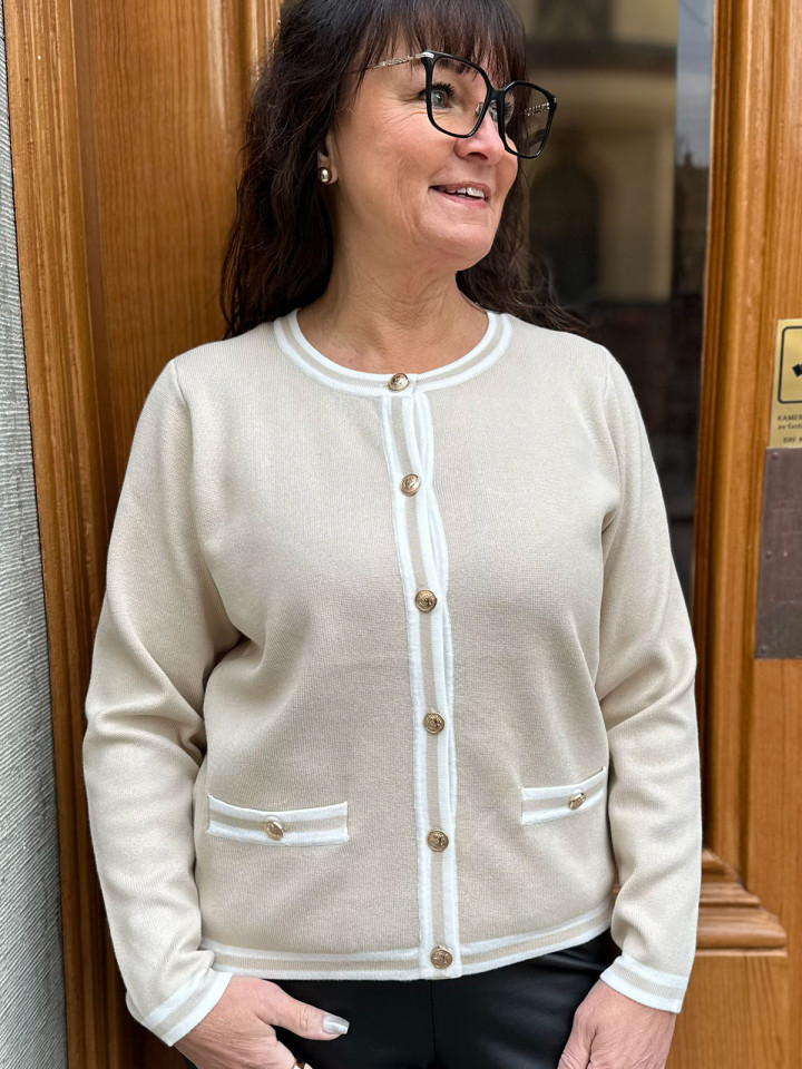 Finstickad kofta biege med guldknappar från Micha