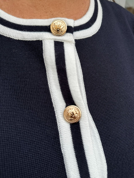Finstickad kofta marin med guldknappar från Micha