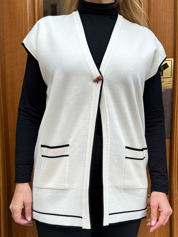 Lång finstickad väst cremevit från Micha