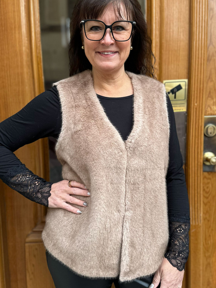 Väst i snygg fuskpäls camel från Micha