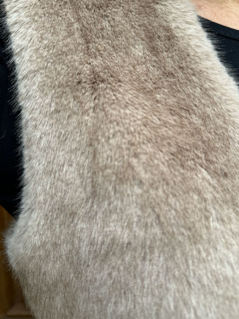 Väst i snygg fuskpäls camel från Micha 2