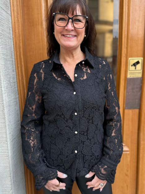 Spetsblus svart med pärlknappar