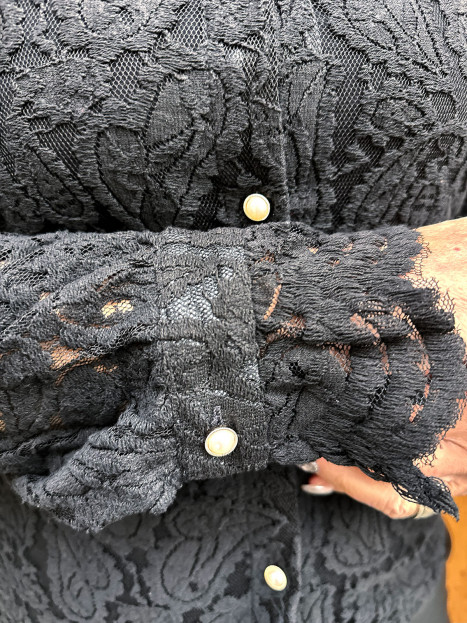 Spetsblus svart med pärlknappar