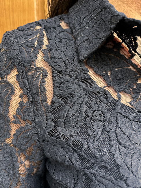 Spetsblus svart med pärlknappar 2