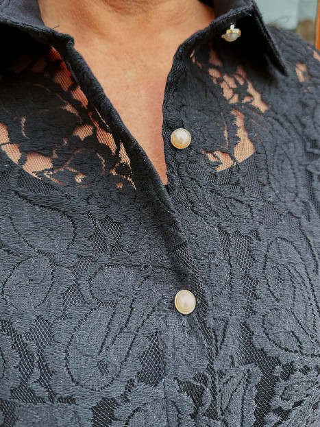 Spetsblus svart med pärlknappar