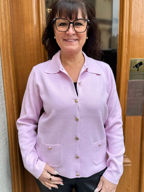 Finstickad kofta med guldknappar syrenrosa från Micha