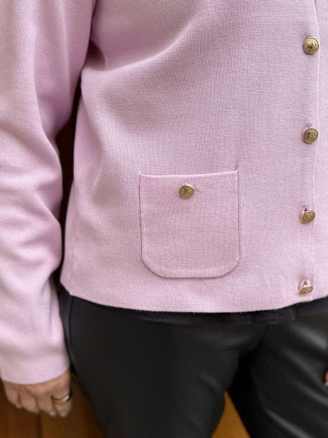 Finstickad kofta med guldknappar syrenrosa från Micha