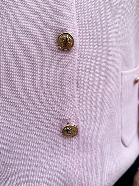 Finstickad kofta med guldknappar syrenrosa från Micha