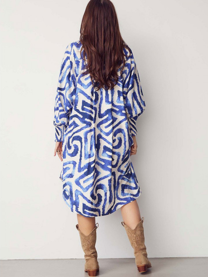 Klänning Ane blå grafik från Isay