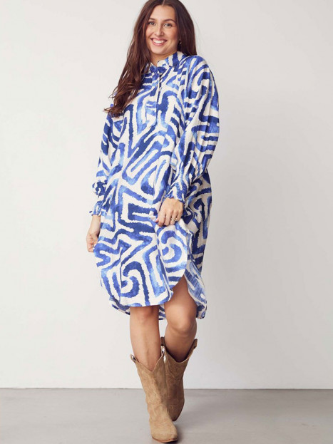 Klänning Ane blå grafik från Isay