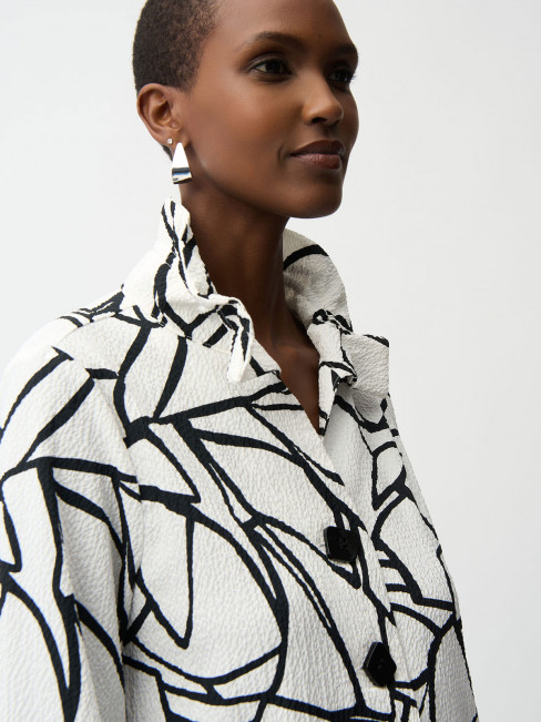 Creppad Jacka vit med grafisk svart från Joseph Ribkoff 2