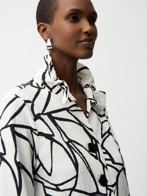 Creppad Jacka vit med grafisk svart från Joseph Ribkoff