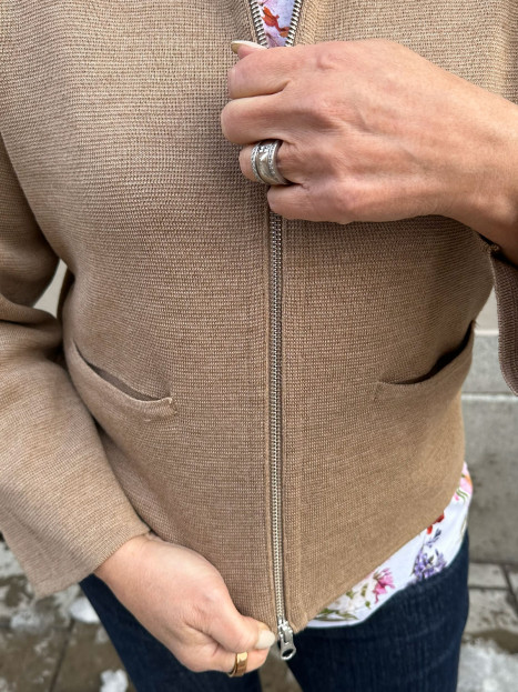 Finstickad kofta Giselle Camel från SibinLinnebjerg