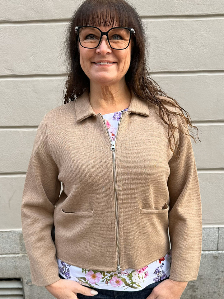 Finstickad kofta Giselle Camel från SibinLinnebjerg