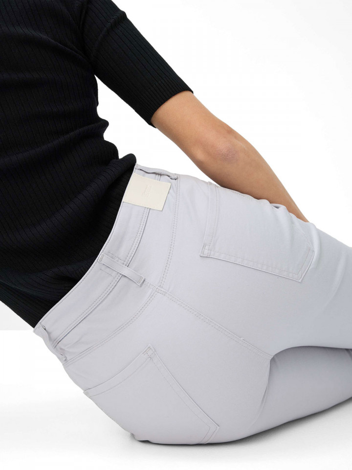 Bomullsbyxa Carola ljusgrå från Brax