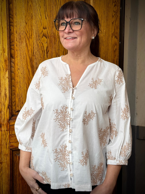 Blus Espinela Beige från Tinta Style 2