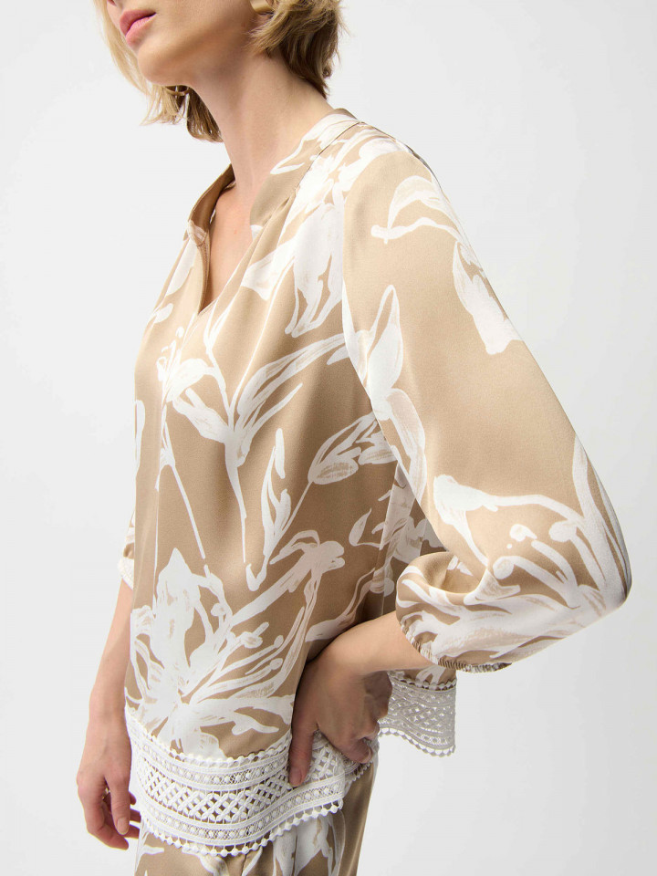 Satinblus med spetskant sand/nougat...