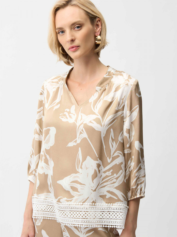 Satinblus med spetskant sand/nougat från Joseph Ribkoff