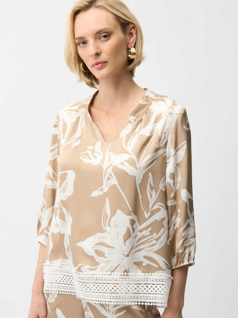 Satinblus med spetskant sand/nougat från Joseph Ribkoff