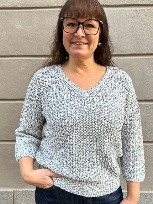 Stickad tröja i melerat garn blå/vit från Bloomings