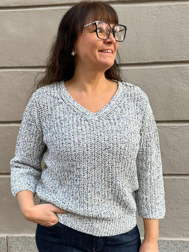 Stickad tröja i melerat garn blå/vit...