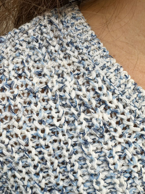 Stickad tröja i melerat garn blå/vit från Bloomings