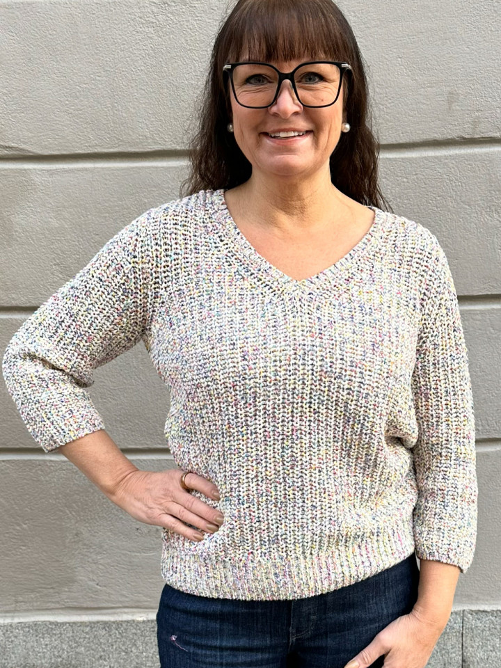 Stickad tröja i melerat garn multi/vit från Bloomings