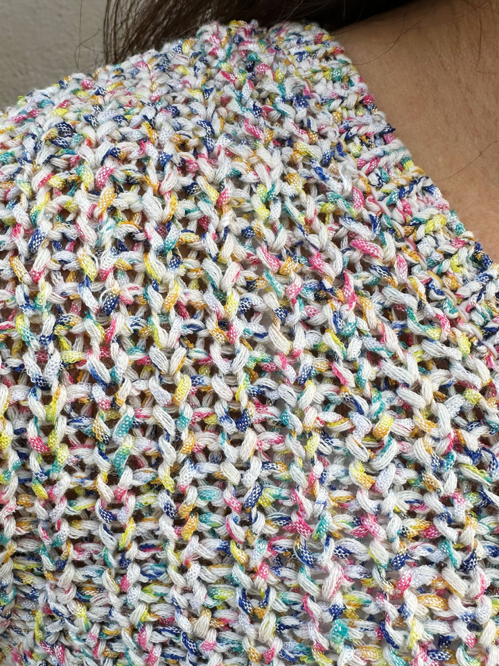 Stickad tröja i melerat garn...