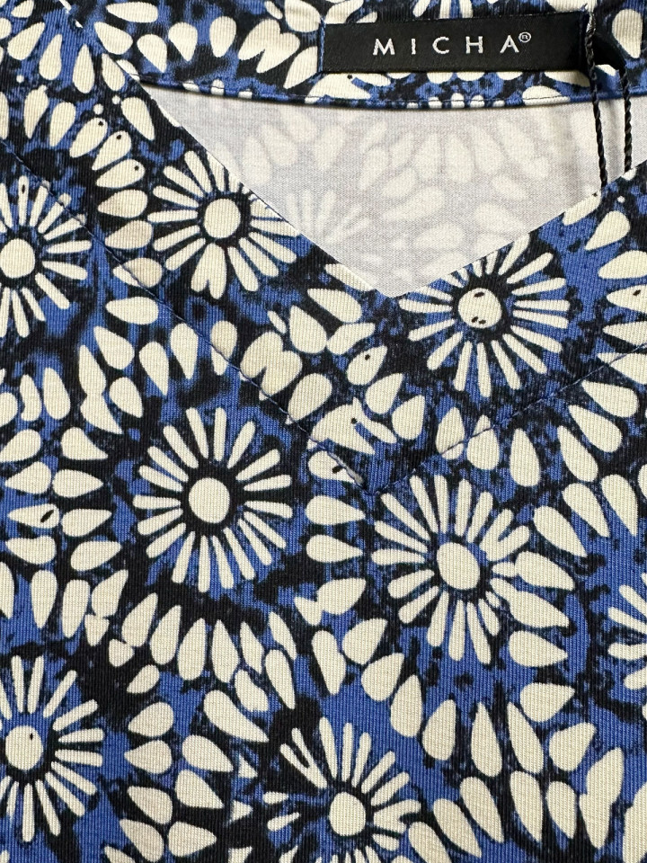 Trikåklänning blå blom från Micha