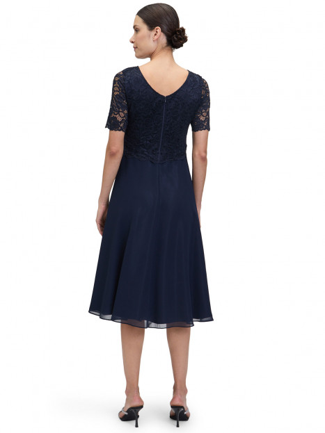Klänning med spets marin från Vera Mont