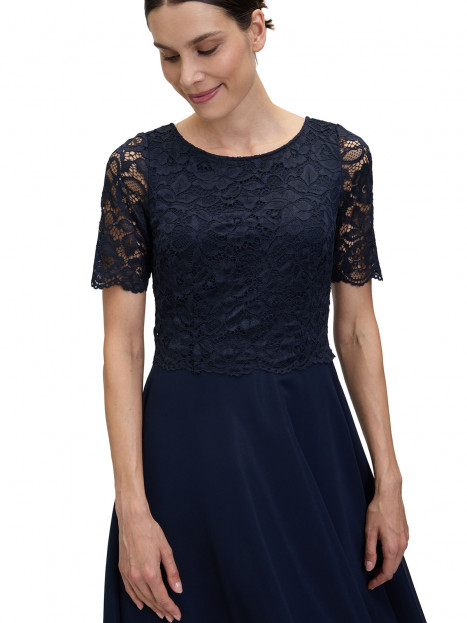 Klänning med spets marin från Vera Mont