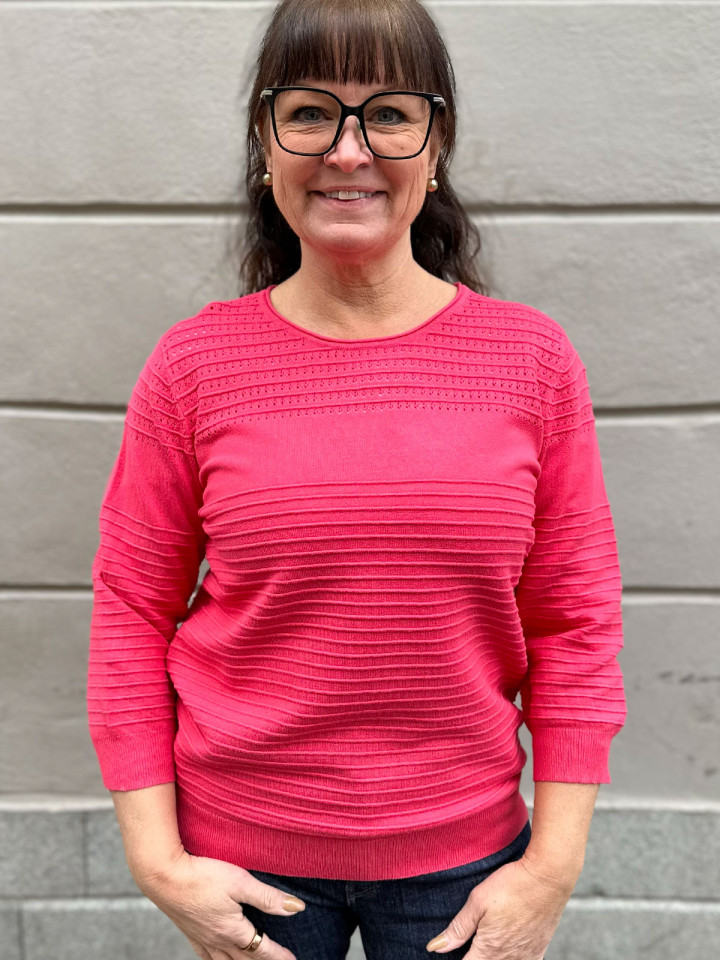 Mönsterstickad tröja korall från Gabriella K