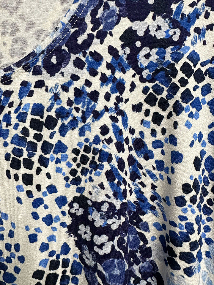 Topp blå grafisk leo från Marinello