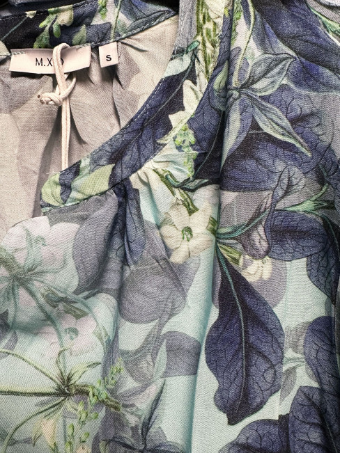 Viskosblus i blå toner från M.X.O 2