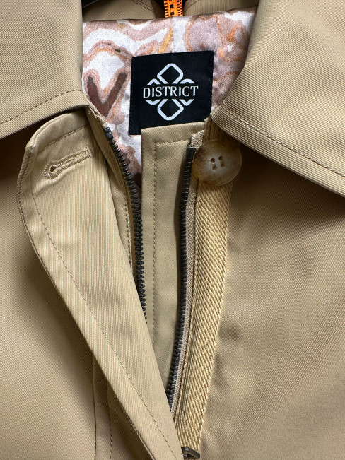 Trenchjacka peony Sand från District 2