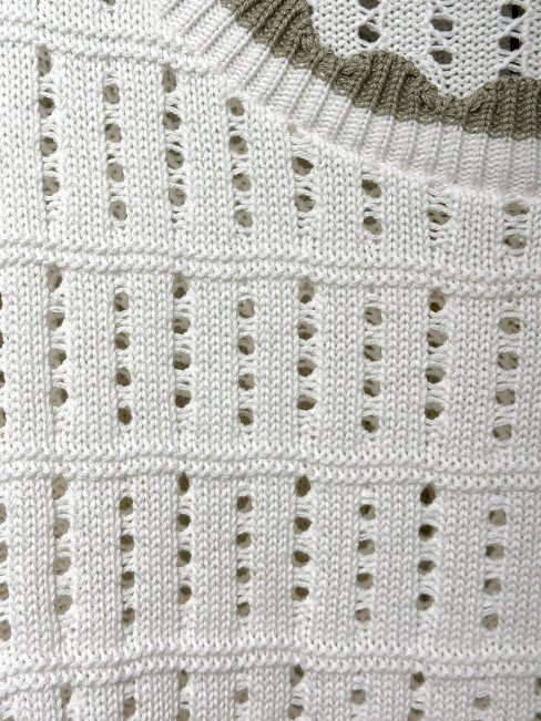 Mönsterstickad tröja offwhite med kakigrön kant från Skovhuus 2