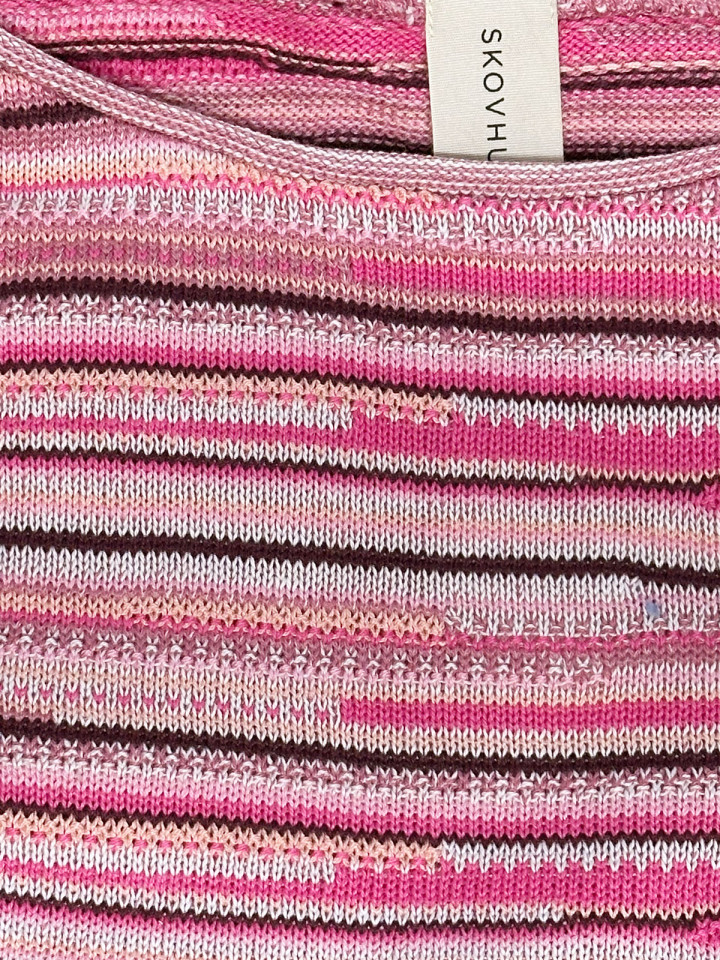 Stickad tröja cerise melerad rand...