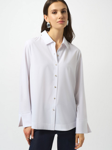 Vit blus med tuffa detaljer från Joseph Ribkoff